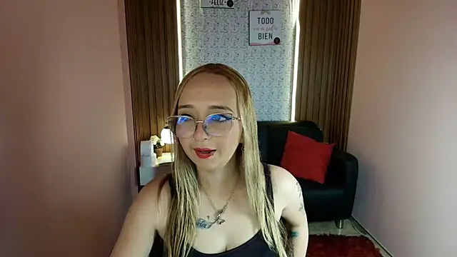 Snapshot of Liaroberts1 chatting on 06.22.26 Liaroberts1 online show from 06.22.26
