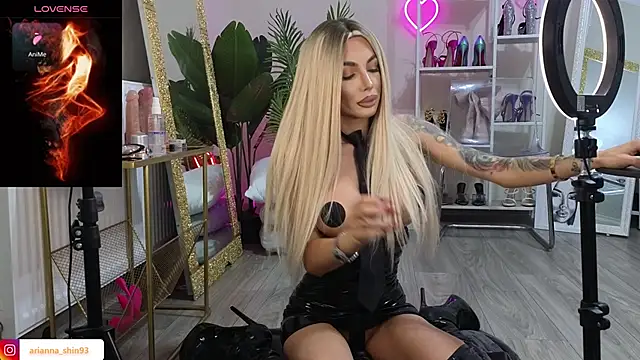 Snapshot of ArianaArianna chatting on 11.05.25 ArianaArianna online show from 11.05.25