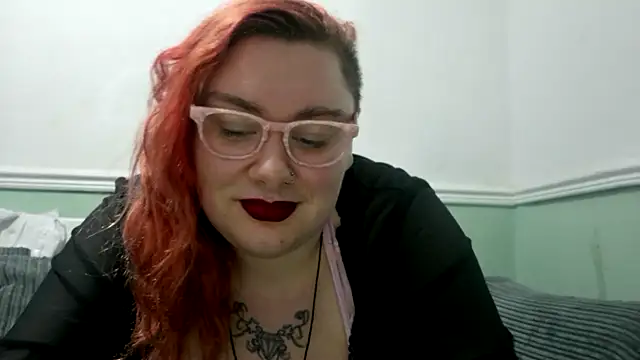 Snapshot of Bustycurves chatting on 02.24.25 Bustycurves online show from 02.24.25