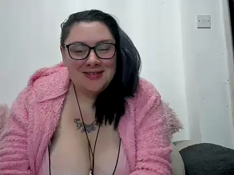 Snapshot of Bustycurves chatting on 09.24.25 Bustycurves online show from 09.24.25