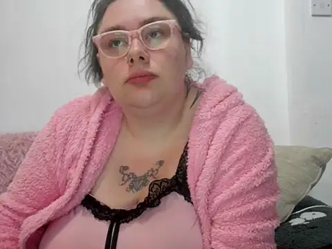 Snapshot of Bustycurves chatting on 10.09.25 Bustycurves online show from 10.09.25