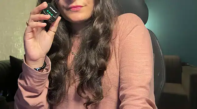 Snapshot of demieliss chatting on 12.15.24 demieliss online show from 12.15.24