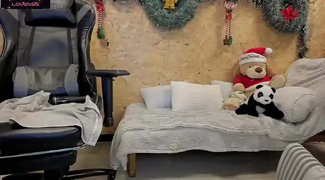 Biancastrongg online show from 12.14.24