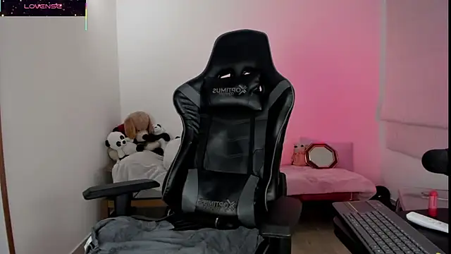 Biancastrongg online show from 11.25.25