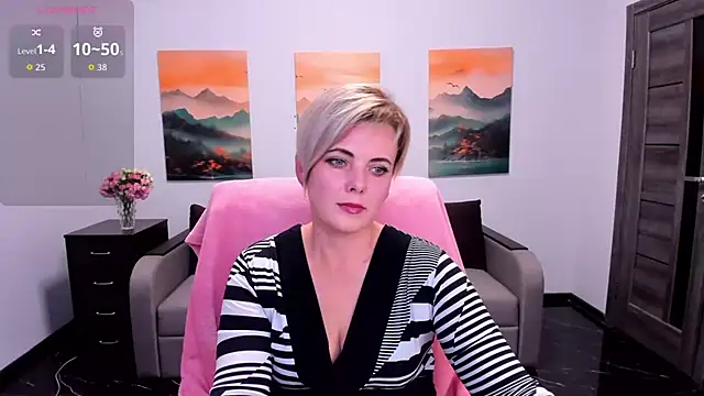 Snapshot of Julia_Wilsone chatting on 11.04.25 Julia Wilsone online show from 11.04.25