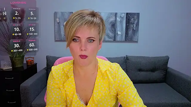 Snapshot of Julia_Wilsone chatting on 11.15.25 Julia Wilsone online show from 11.15.25