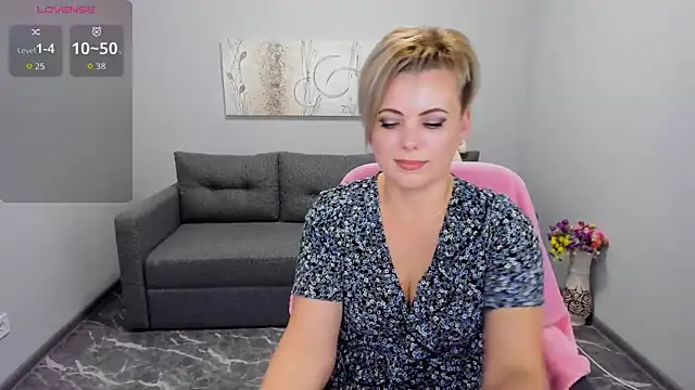 Snapshot of Julia_Wilsone chatting on 11.24.25 Julia Wilsone online show from 11.24.25