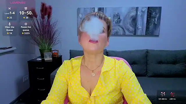 Snapshot of Julia_Wilsone chatting on 11.26.25 Julia Wilsone online show from 11.26.25