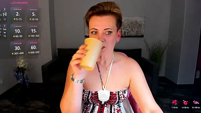 Snapshot of Julia_Wilsone chatting on 11.28.25 Julia Wilsone online show from 11.28.25