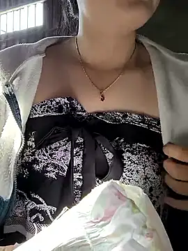 Snapshot of Sweetlove_77 chatting on 10.28.25 Sweetlove 77 online show from 10.28.25