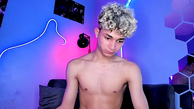 Snapshot of ASHTON_REITENBACH01 chatting on 12.04.24 ASHTON REITENBACH01 online show from 12.04.24