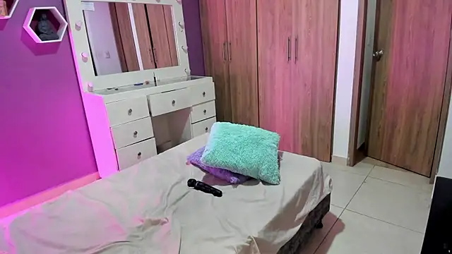 Medelynevans1 online show from 10.16.25