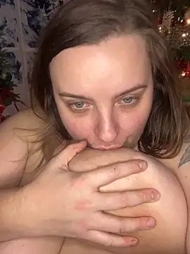 Snapshot of lairarose chatting on 12.24.24 lairarose online show from 12.24.24