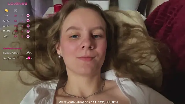 Snapshot of Hot_Thumbelina chatting on 11.24.25 Hot Thumbelina online show from 11.24.25