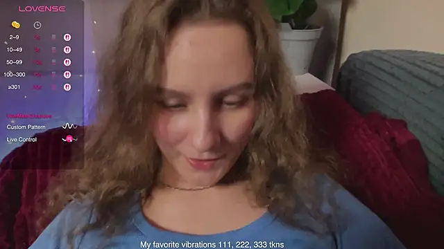 Snapshot of Hot_Thumbelina chatting on 11.27.25 Hot Thumbelina online show from 11.27.25