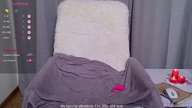 Snapshot of Hot_Thumbelina chatting on 12.15.25 Hot Thumbelina online show from 12.15.25