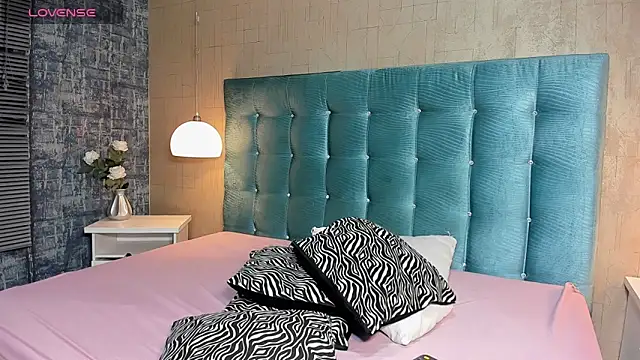 Paola  23 online show from 11.28.25