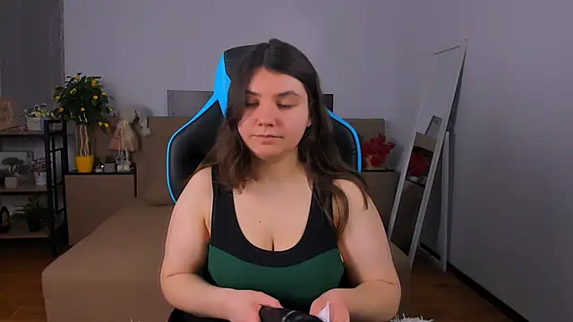 Snapshot of Viola__Shy chatting on 02.13.26 Viola Shy online show from 02.13.26