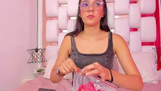 EmmyCruzZ online show from 11.24.25