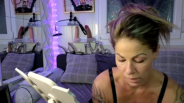 Snapshot of Tatjana_Sue chatting on 11.10.25 Tatjana Sue online show from 11.10.25