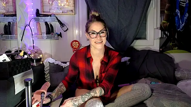 Snapshot of Tatjana_Sue chatting on 12.13.25 Tatjana Sue online show from 12.13.25