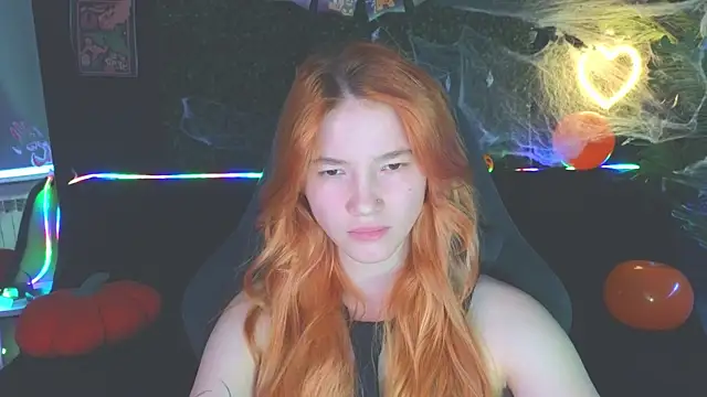 Snapshot of erikabrian chatting on 10.28.25 erikabrian online show from 10.28.25