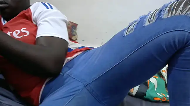 Snapshot of African_sexxy_ chatting on 02.22.25 African sexxy  online show from 02.22.25