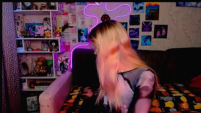 Snapshot of Maria_Hunt chatting on 12.18.24 Maria Hunt online show from 12.18.24