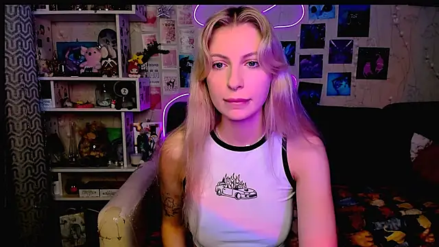 Snapshot of Maria_Hunt chatting on 12.19.24 Maria Hunt online show from 12.19.24