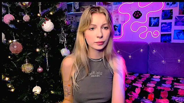 Snapshot of Maria_Hunt chatting on 12.24.24 Maria Hunt online show from 12.24.24