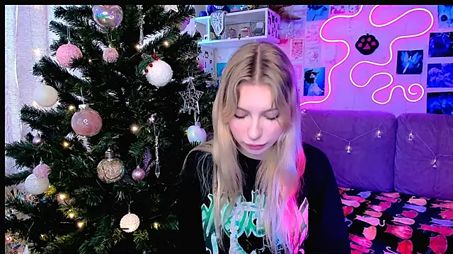 Snapshot of Maria_Hunt chatting on 12.24.24 Maria Hunt online show from 12.24.24
