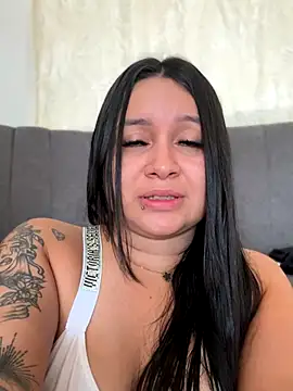 Pretty Isadora online show from 10.15.25