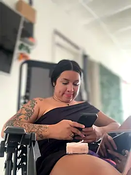 Pretty Isadora online show from 11.06.25