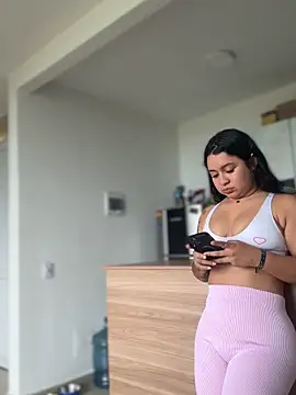 Pretty Isadora online show from 04.04.26