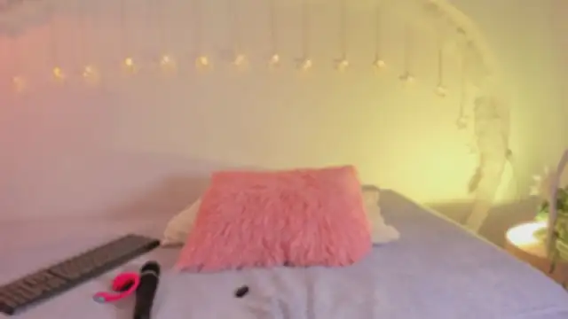 katiepeach  online show from 12.16.25