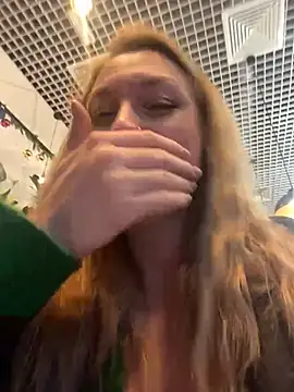 Snapshot of Sweet___Emily chatting on 12.20.24 Sweet Emily online show from 12.20.24