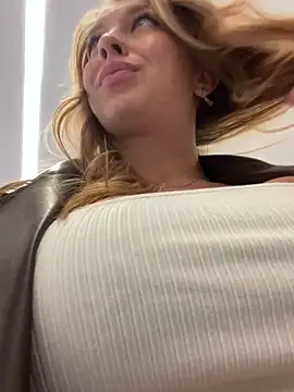 Snapshot of Sweet___Emily chatting on 01.03.25 Sweet Emily online show from 01.03.25