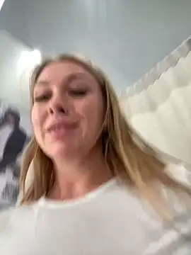 Snapshot of Sweet___Emily chatting on 03.19.25 Sweet Emily online show from 03.19.25