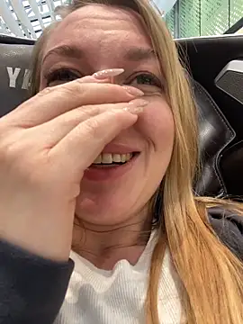 Snapshot of Sweet___Emily chatting on 10.04.25 Sweet Emily online show from 10.04.25