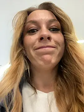 Snapshot of Sweet___Emily chatting on 10.06.25 Sweet Emily online show from 10.06.25