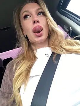 Snapshot of Sweet___Emily chatting on 10.10.25 Sweet Emily online show from 10.10.25