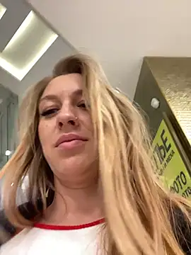 Snapshot of Sweet___Emily chatting on 10.14.25 Sweet Emily online show from 10.14.25