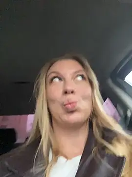 Snapshot of Sweet___Emily chatting on 11.07.25 Sweet Emily online show from 11.07.25