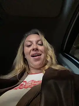 Snapshot of Sweet___Emily chatting on 11.08.25 Sweet Emily online show from 11.08.25