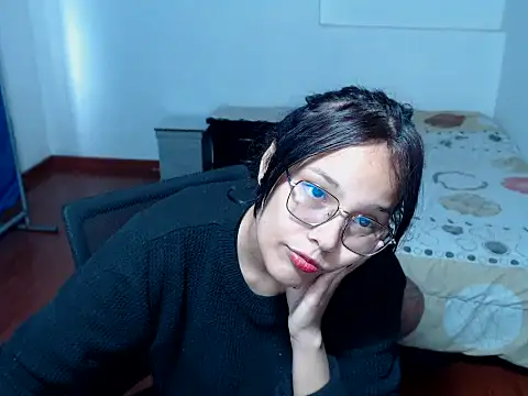 Snapshot of home_vlak chatting on 11.13.25 home vlak online show from 11.13.25