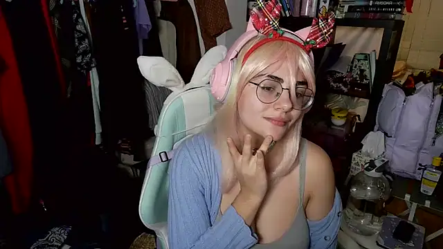 Snapshot of mochi_rainbow chatting on 12.22.24 mochi rainbow online show from 12.22.24