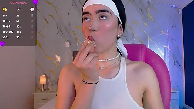 Julieta De Los Angeles online show from 01.10.25