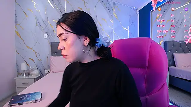 Julieta De Los Angeles online show from 02.20.25