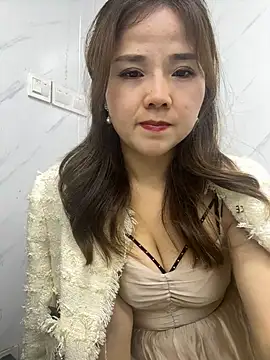 Snapshot of Efangfang chatting on 02.28.25 Efangfang online show from 02.28.25