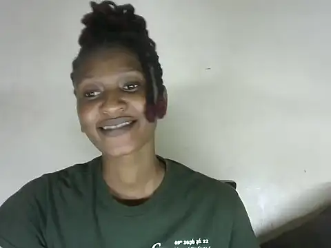 Snapshot of Pretty-emmie chatting on 02.08.25 Pretty-emmie online show from 02.08.25